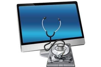 Cette image montre un écran d'ordinateur avec un stétoscope ainsi qu'un disque dur.