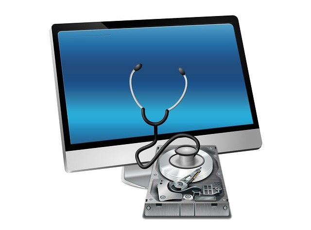 Cette image montre un écran d'ordinateur avec un stétoscope ainsi qu'un disque dur.